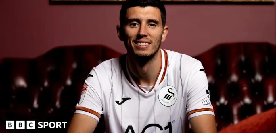 Jugador posando con camiseta de Swansea City