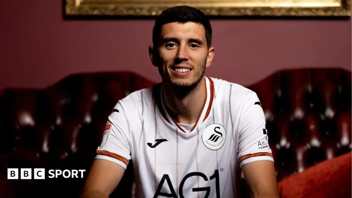 Jugador posando con camiseta de Swansea City