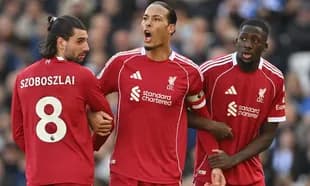 Jugadores de Liverpool en acción durante el partido