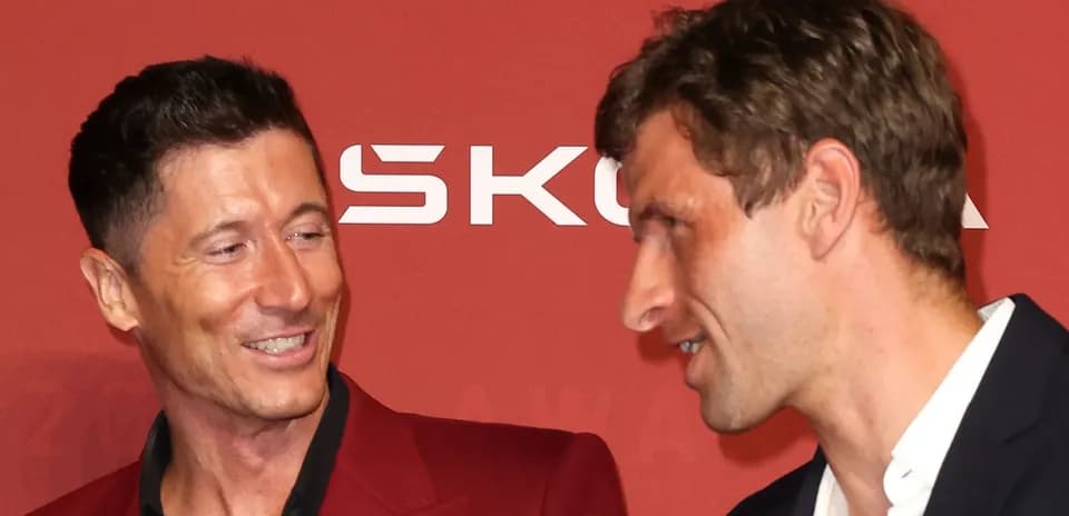 Dos jugadores conversando en evento deportivo
