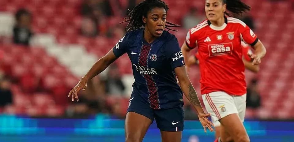 Jugadora de PSG corriendo durante el partido contra Benfica