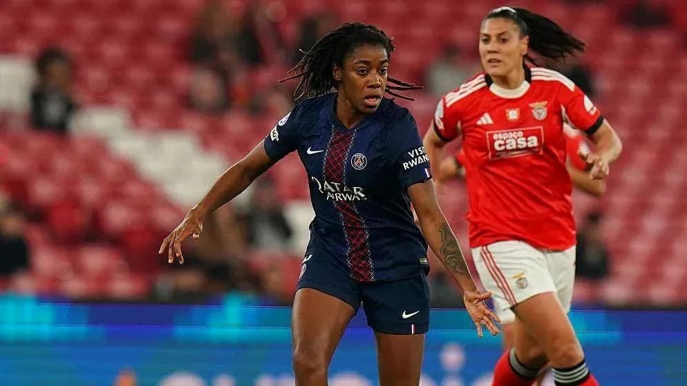 Jugadora de PSG corriendo durante el partido contra Benfica