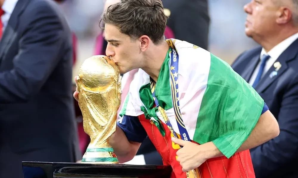 Jugador besando el trofeo de la Copa del Mundo