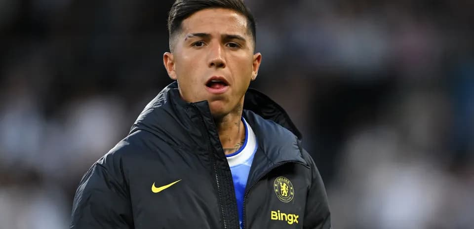 Jugador de Chelsea en el banquillo durante el partido
