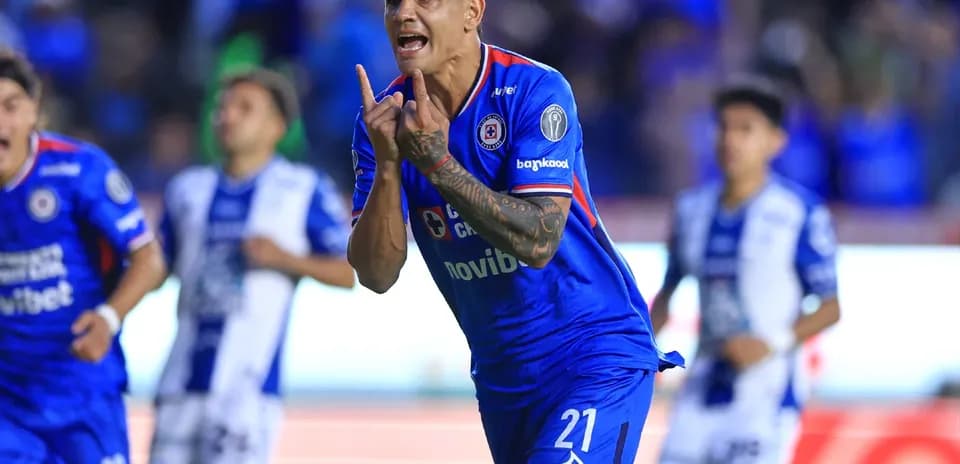 Jugador de Cruz Azul celebrando un gol