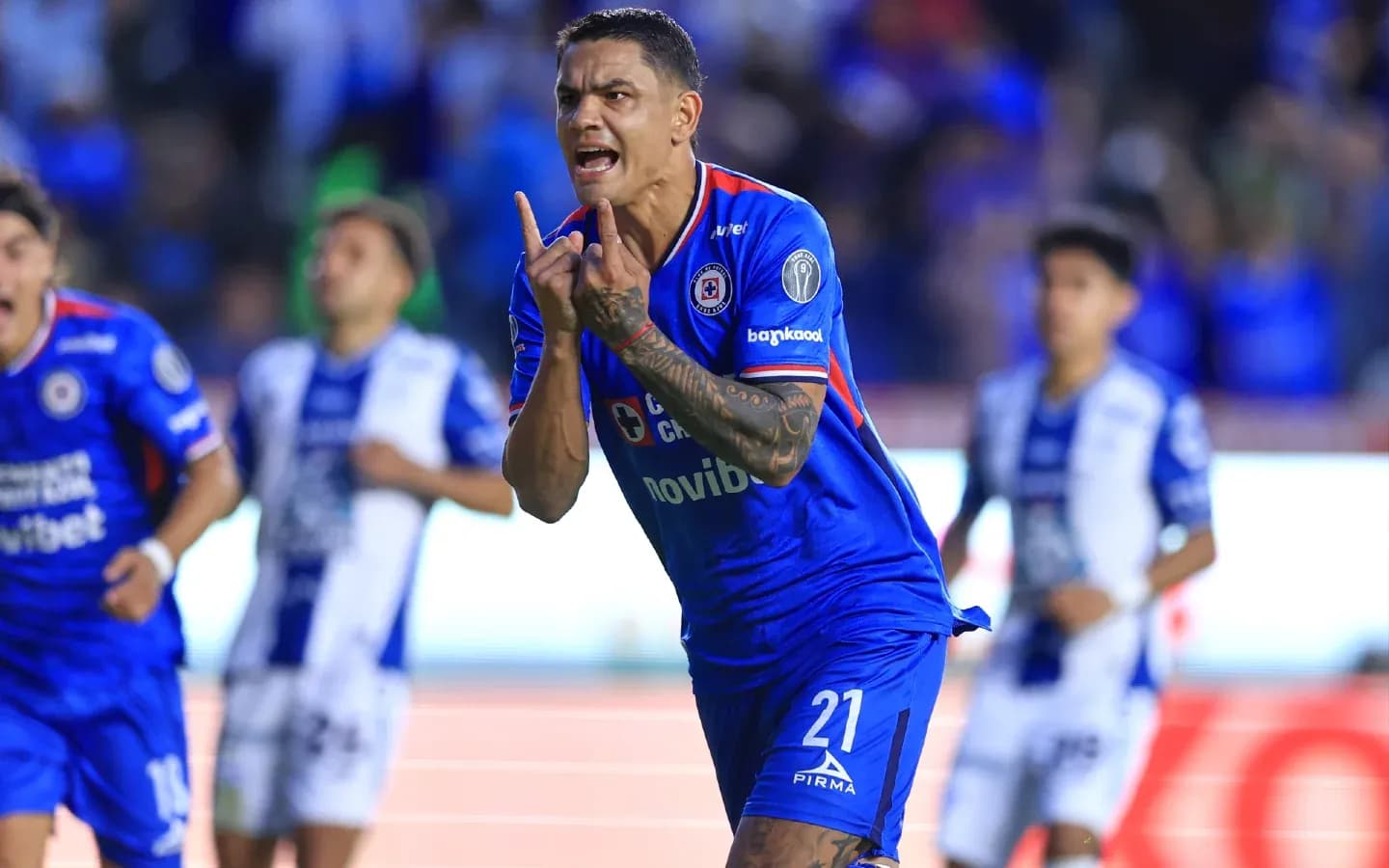 Jugador de Cruz Azul celebrando un gol