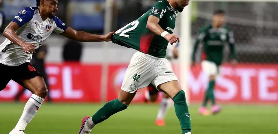 Jugador de Palmeiras corriendo con el balón