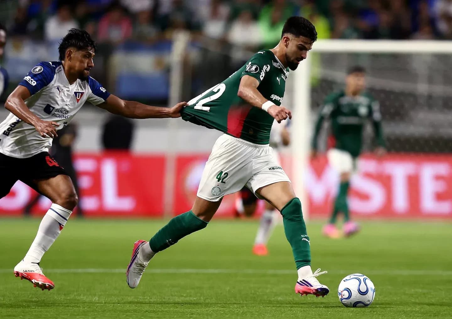 Jugador de Palmeiras corriendo con el balón
