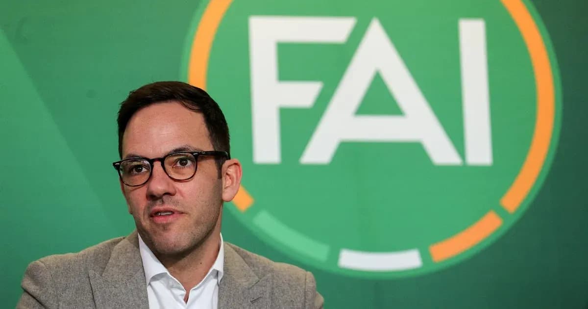 Persona hablando frente al logo de la FAI