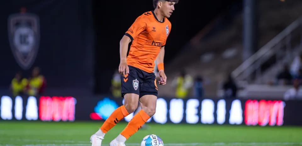 Jugador de Orange County SC con el balón