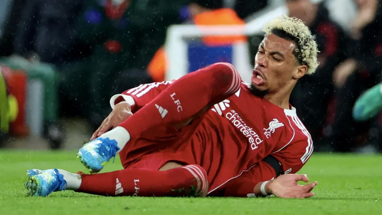 Jugador de Liverpool caído en el campo tras una falta