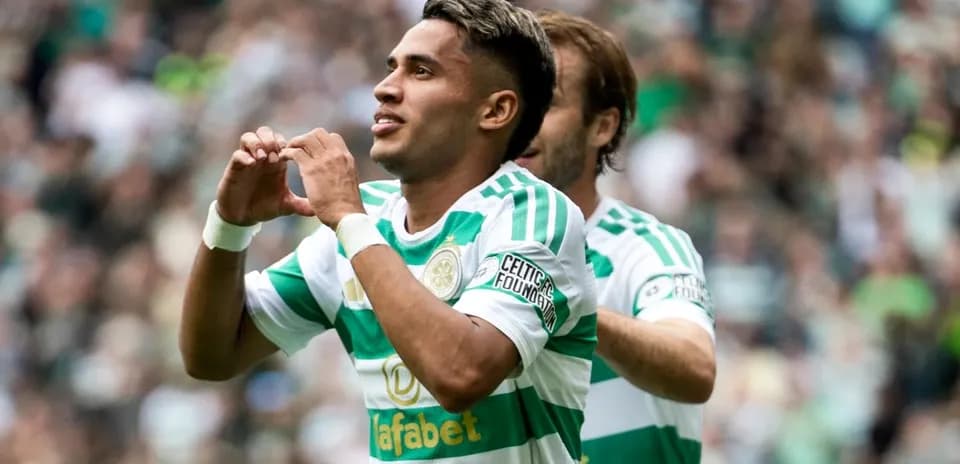 Jugador celebrando un gol con gesto en el estadio
