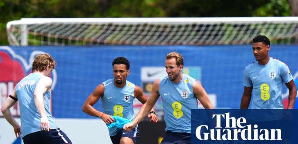 Jugadores de Inglaterra entrenando en campo de fútbol