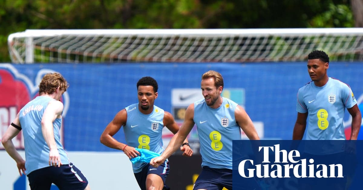 Jugadores de Inglaterra entrenando en campo de fútbol
