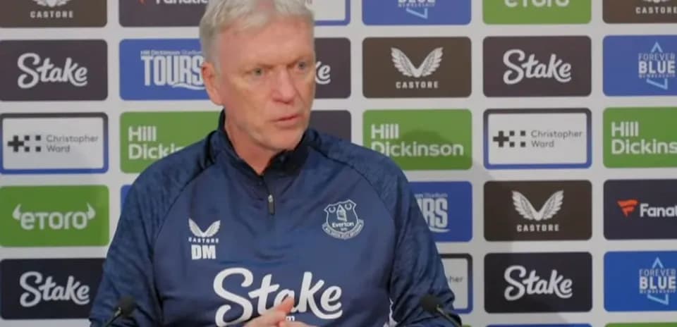 Entrenador hablando en la rueda de prensa de Everton