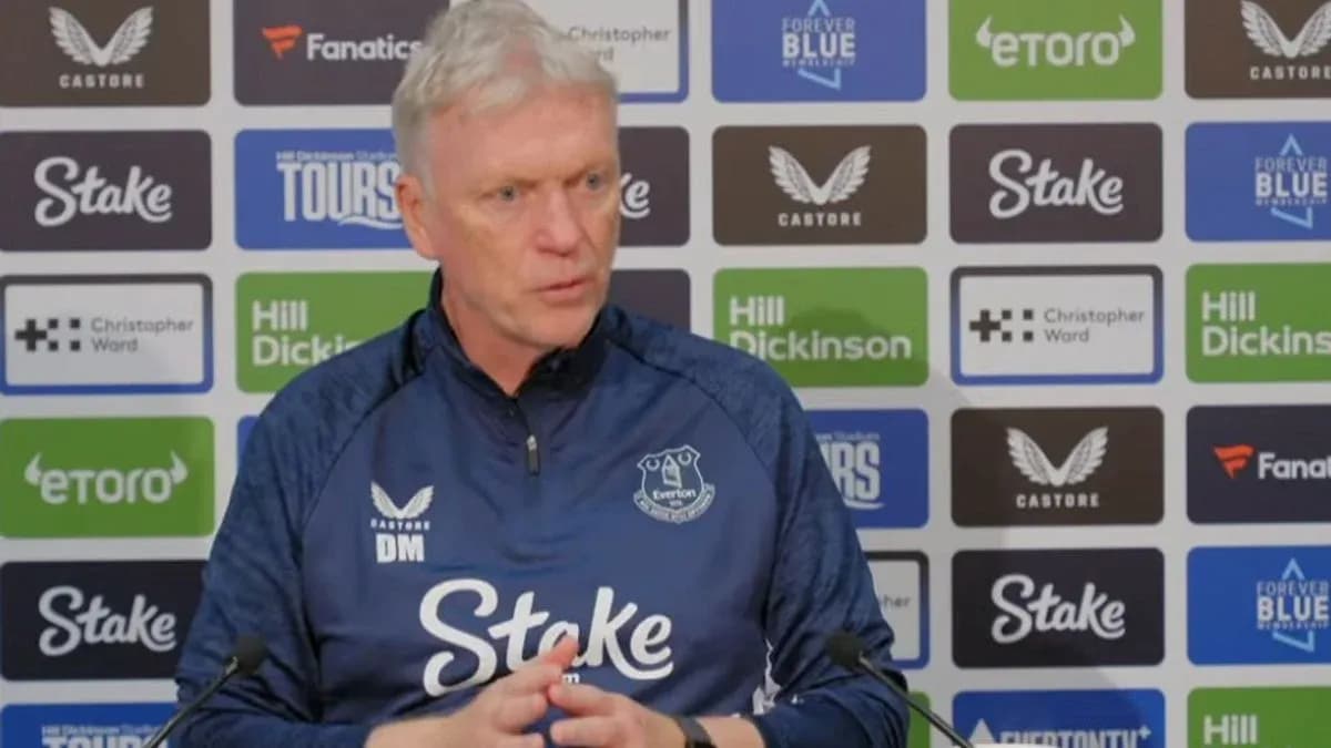 Entrenador hablando en la rueda de prensa de Everton