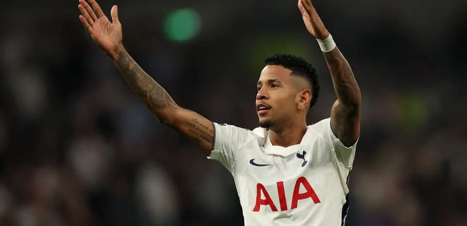 Jugador del Tottenham celebrando con los brazos en alto