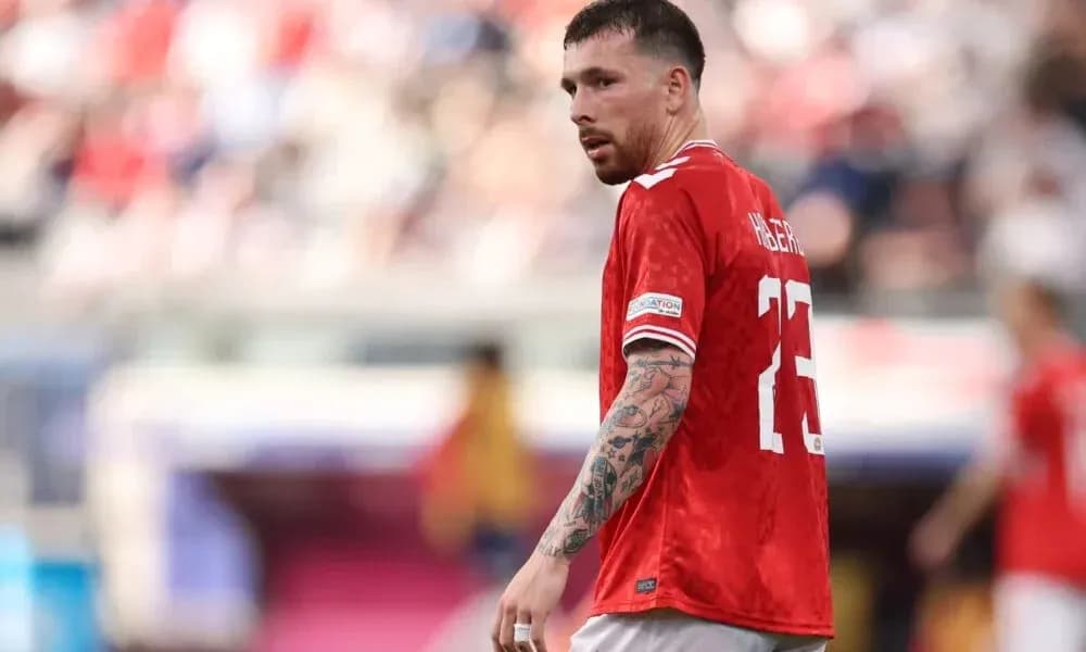 Jugador con camiseta roja en el campo de fútbol