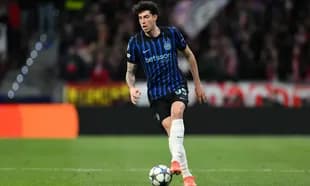 Jugador de Inter de Milán controlando el balón en campo