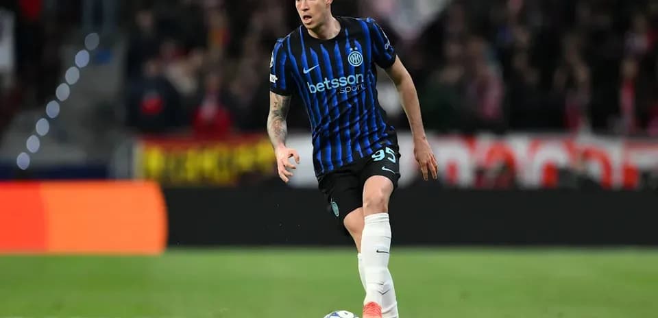 Jugador de Inter de Milán controlando el balón en campo