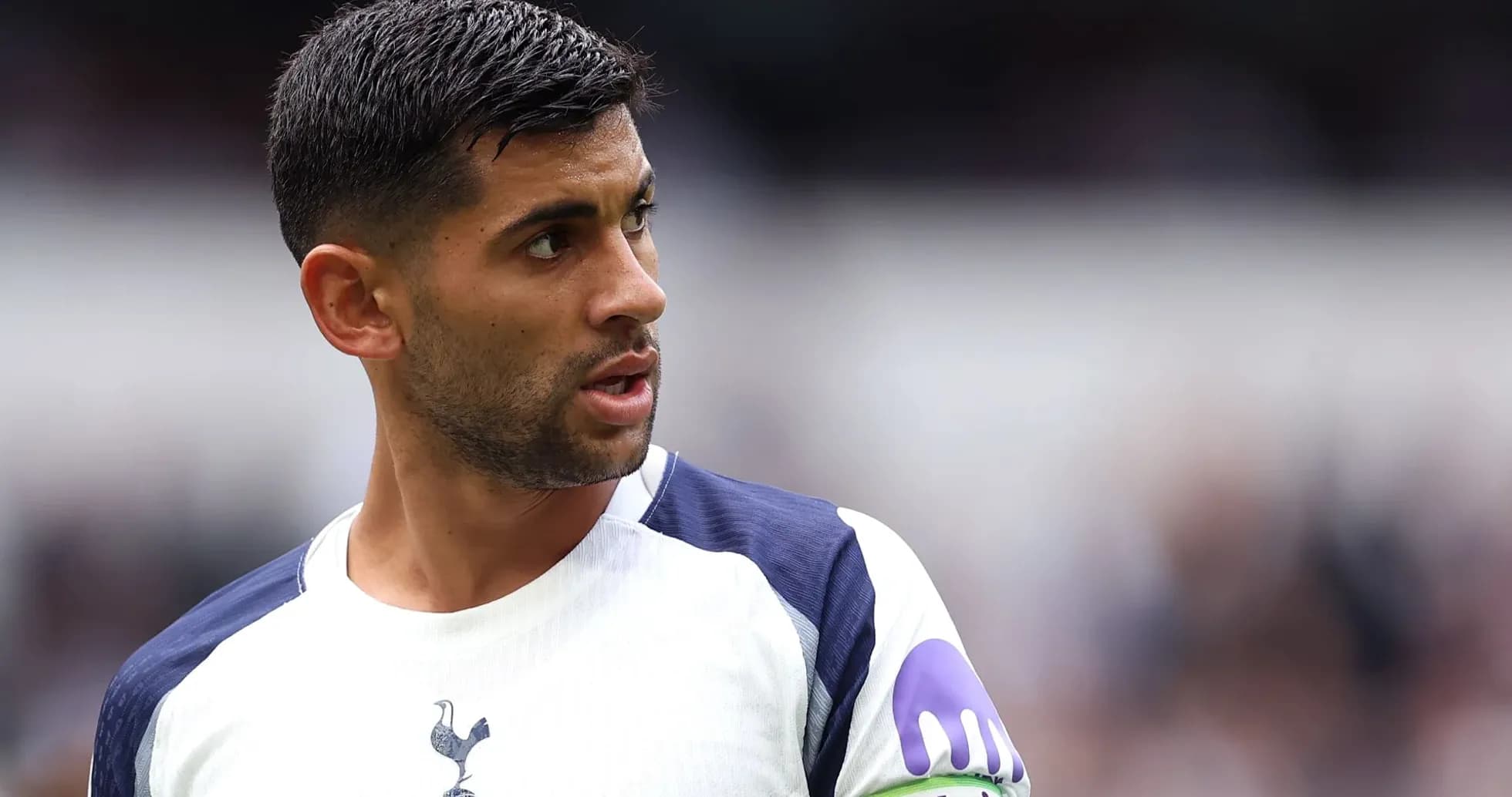 Jugador de Tottenham con camiseta blanca y negra