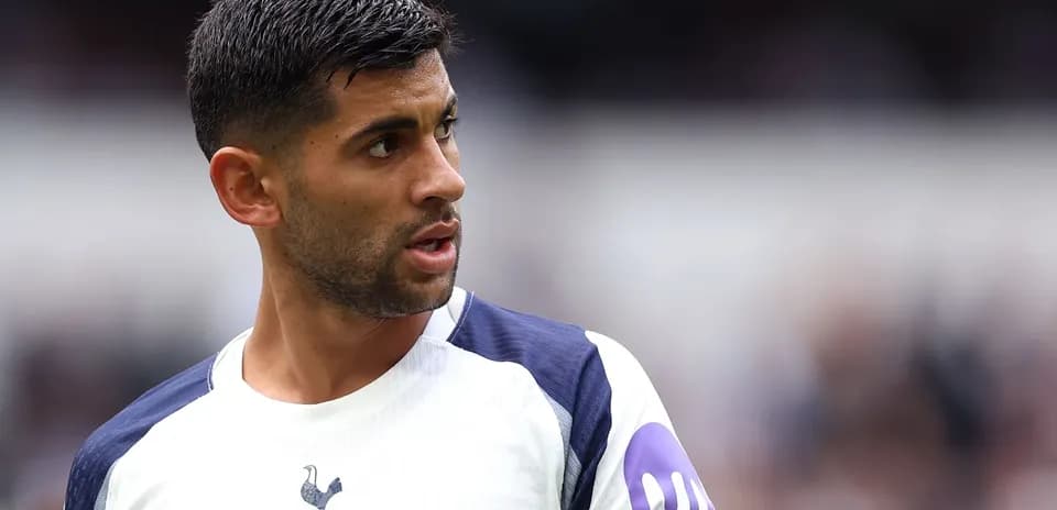Jugador de Tottenham con camiseta blanca y negra