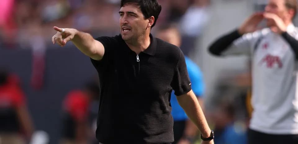 Entrenador dirigiendo instrucciones durante el partido