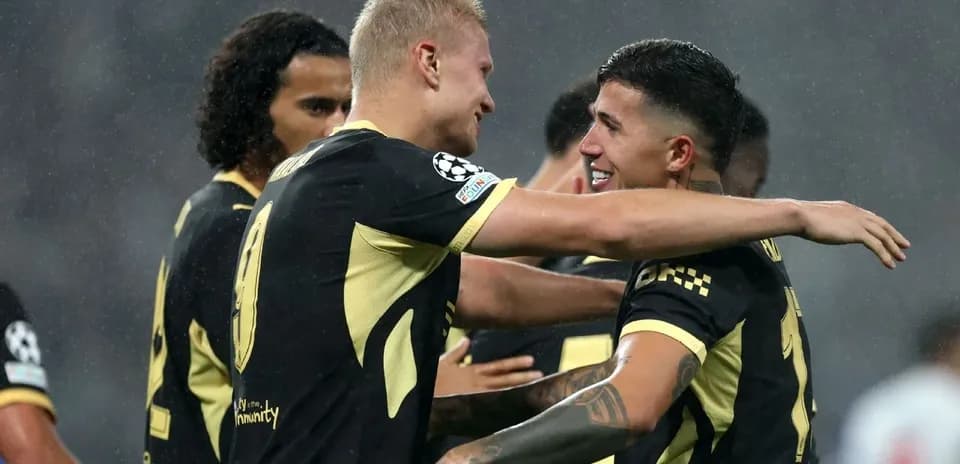Jugadores abrazándose tras un gol en partido