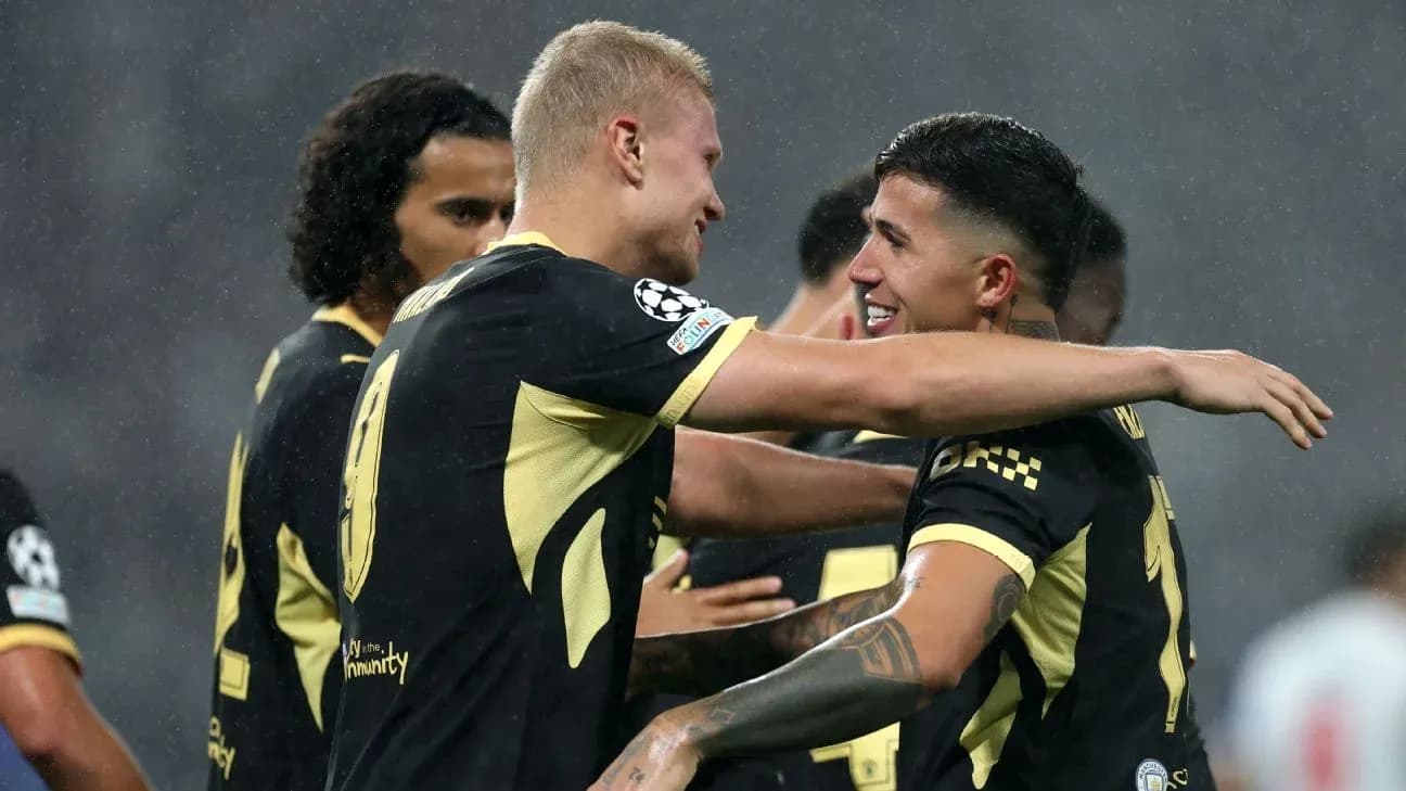 Jugadores abrazándose tras un gol en partido