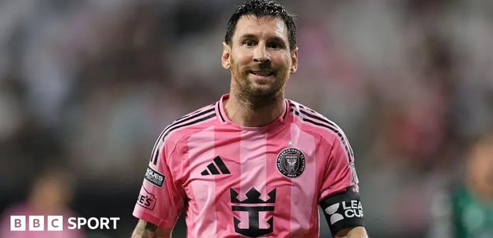 Jugador de fútbol en camiseta rosa sonriente