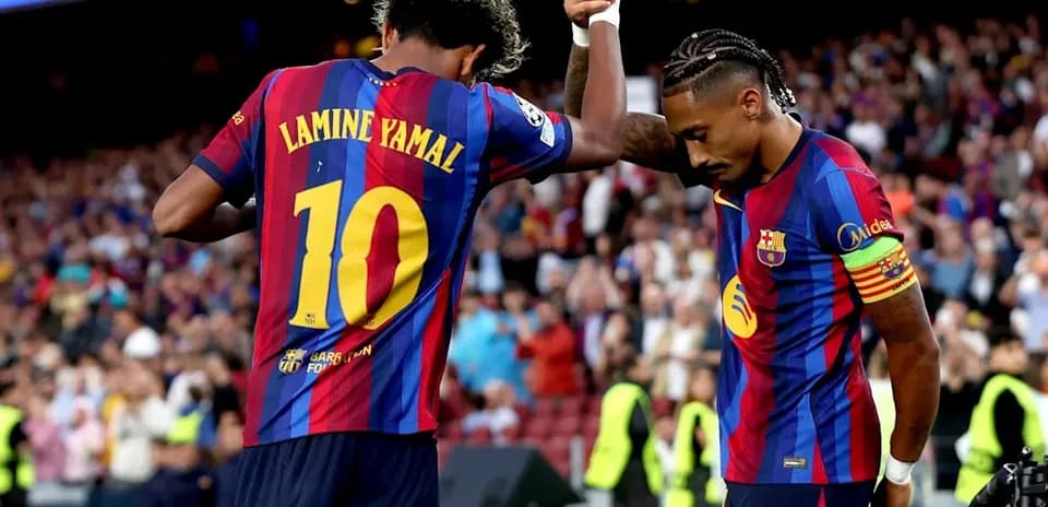 Lamine Yamal y jugador del Barça celebrando un gol
