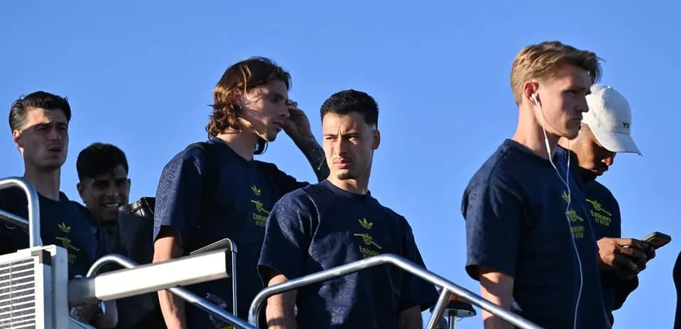 Jugadores descendiendo de un avión en el aeropuerto