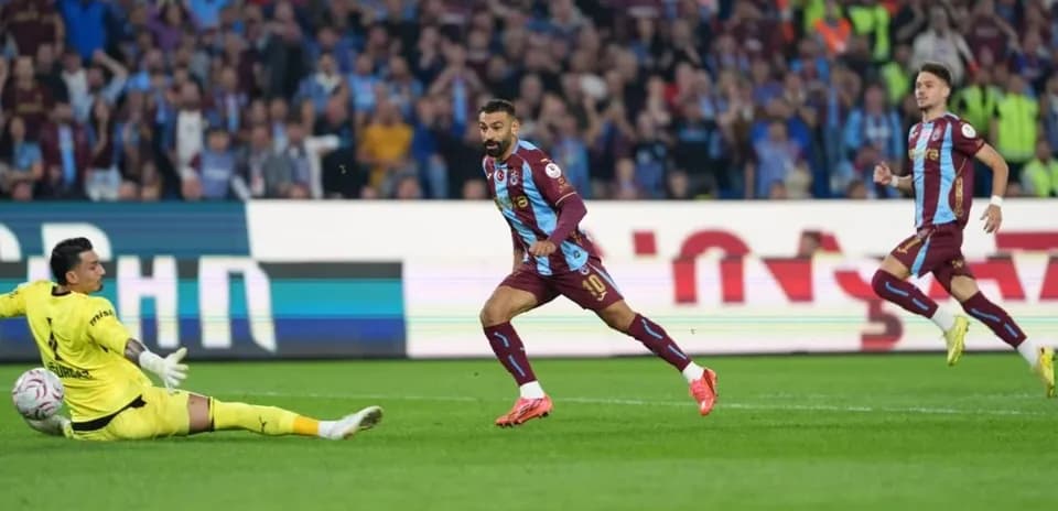 Jugador de Trabzonspor corre hacia la portería