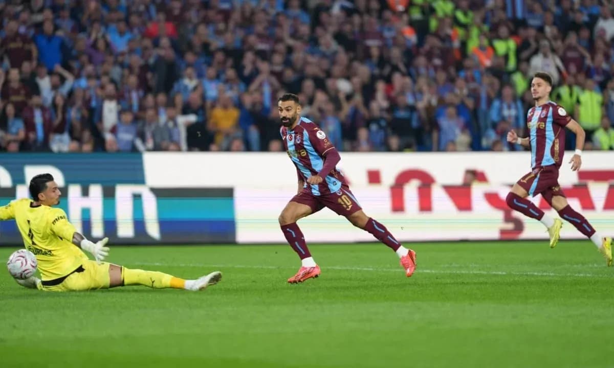 Jugador de Trabzonspor corre hacia la portería
