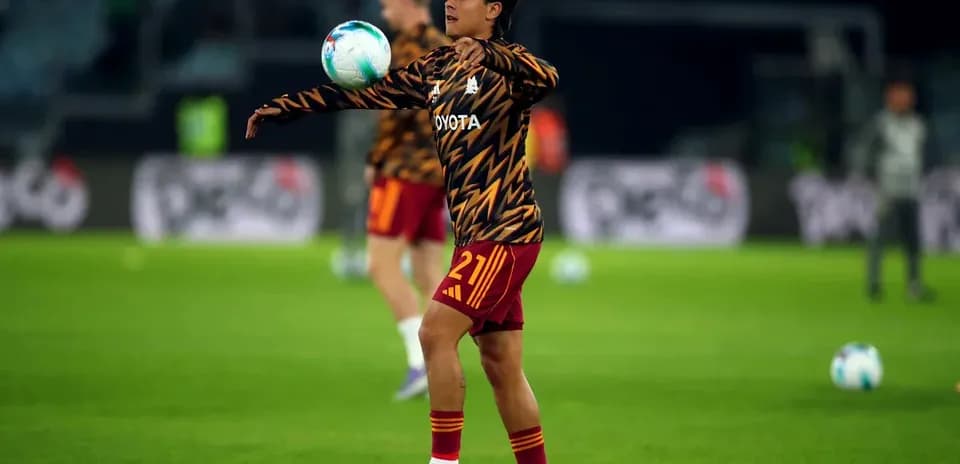 Jugador calentando y lanzando balón en el campo