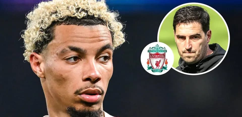 Jugador con cabello rizado y logo de Liverpool