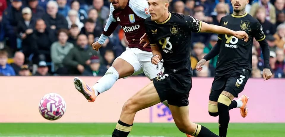 Futbolista de Aston Villa disparando a puerta