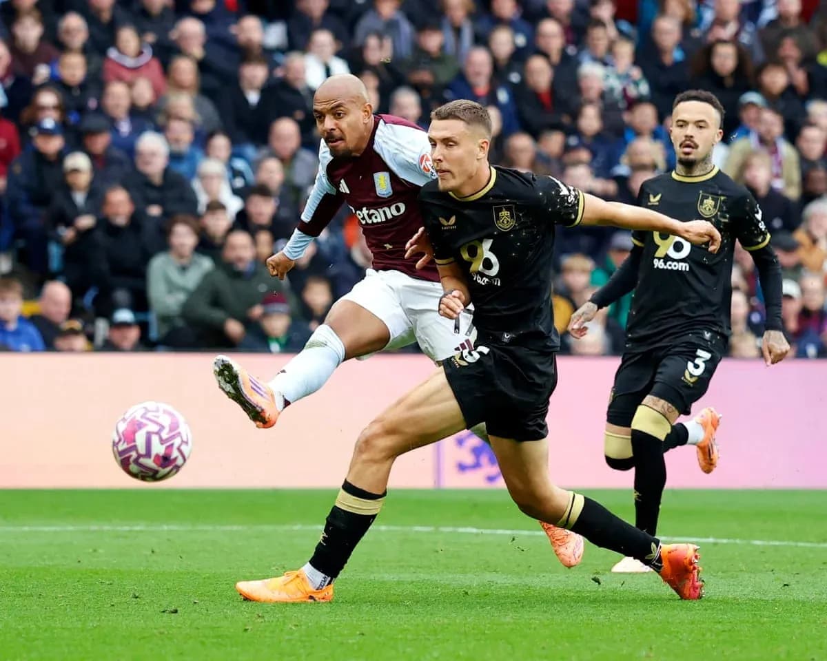 Futbolista de Aston Villa disparando a puerta