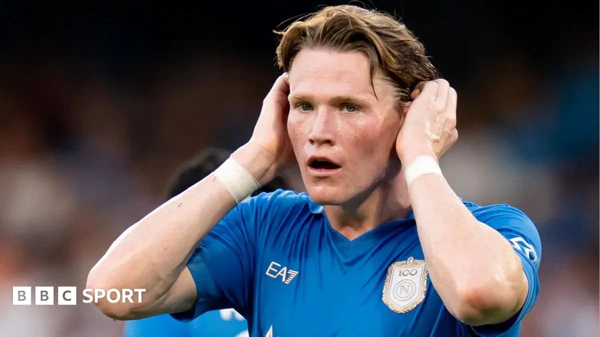 Jugador del Napoli con las manos en la cabeza