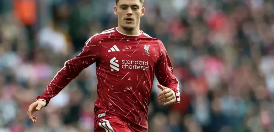 Jugador de Liverpool corriendo durante el partido