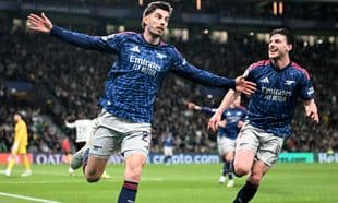 Jugadores de Arsenal celebrando un gol