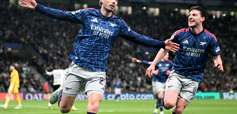 Jugadores de Arsenal celebrando un gol