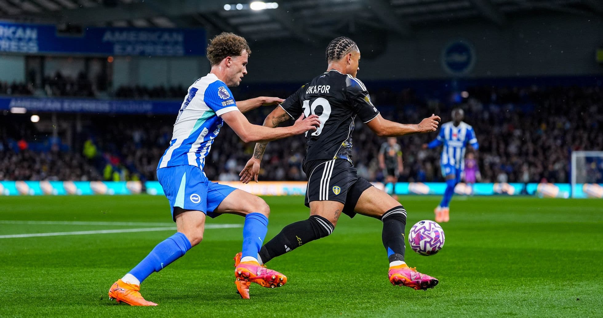 Jugador de Leeds evitando la falta de Brighton