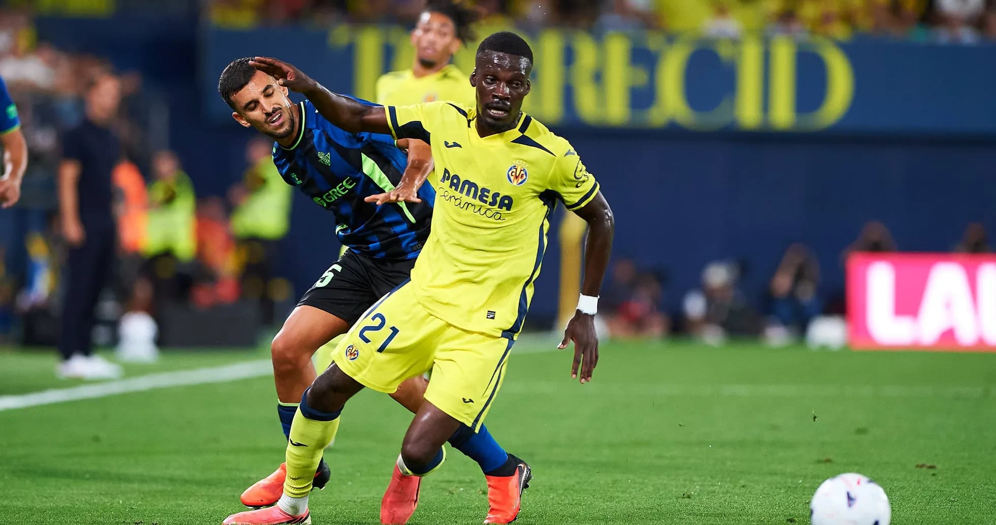Jugador de Villarreal intentando avanzar con el balón