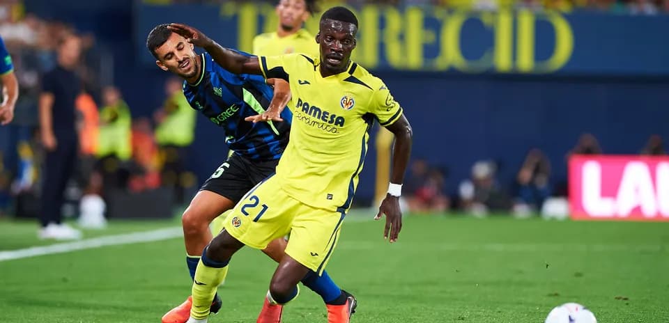Jugador de Villarreal intentando avanzar con el balón