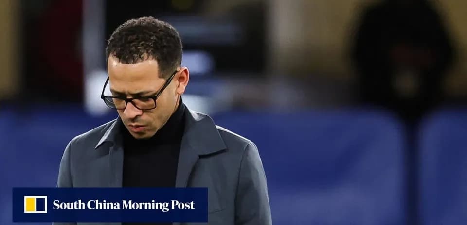 Entrenador mirando hacia abajo en el campo