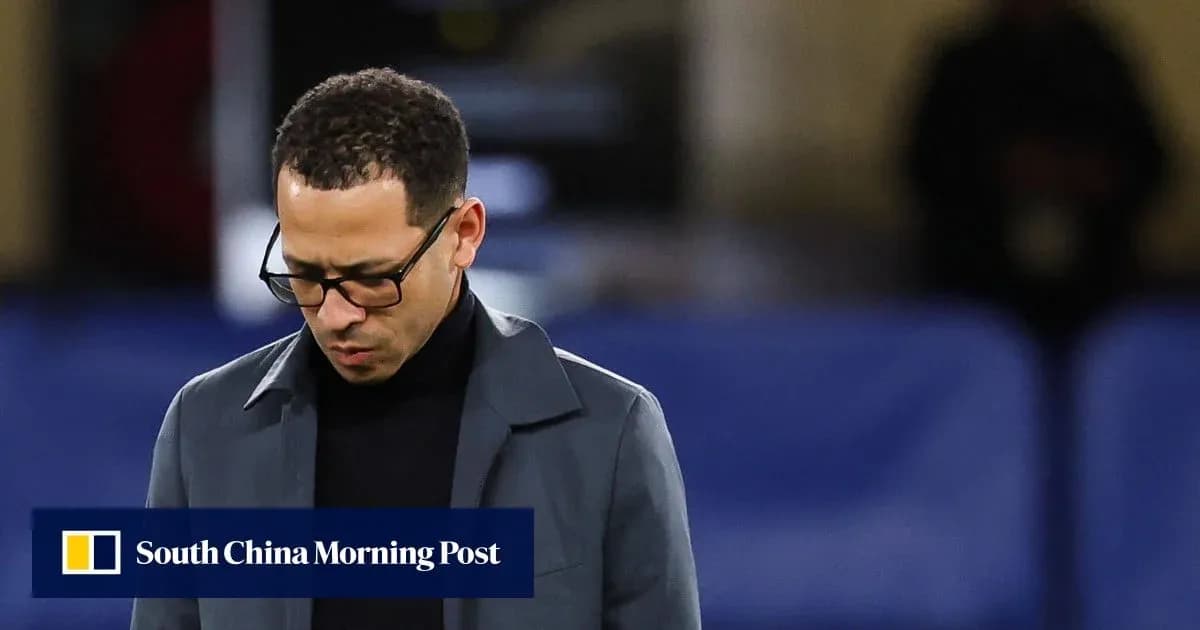 Entrenador mirando hacia abajo en el campo