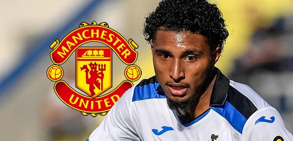 Jugador en acción con logo de Manchester United de fondo
