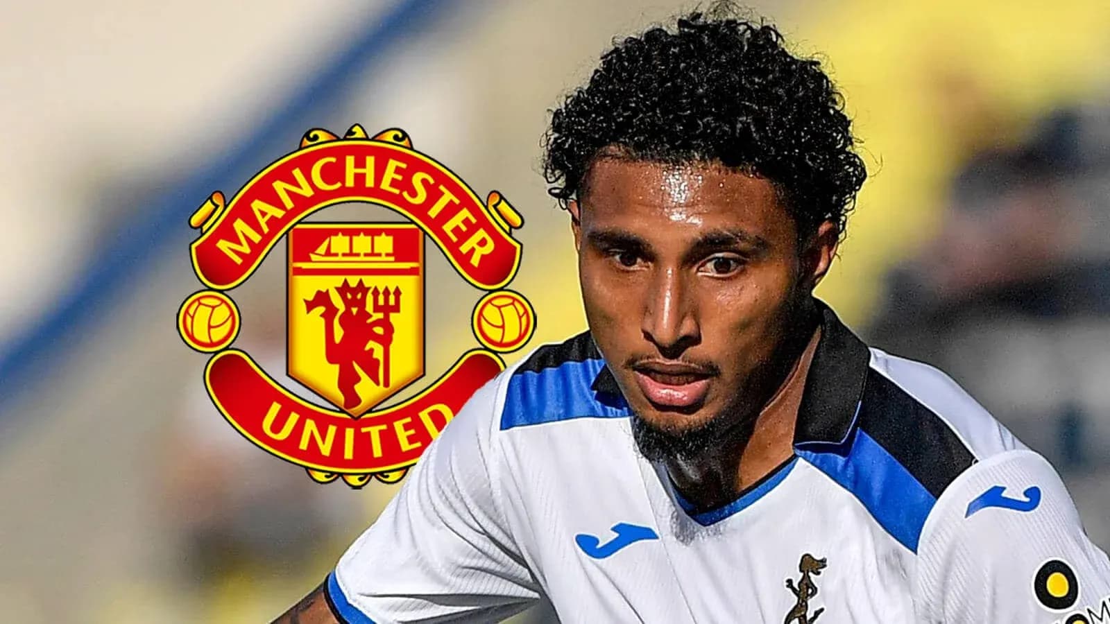 Jugador en acción con logo de Manchester United de fondo