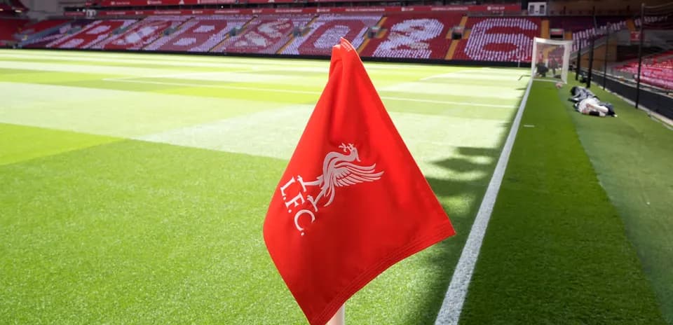 Esquina con bandera del Liverpool en el campo